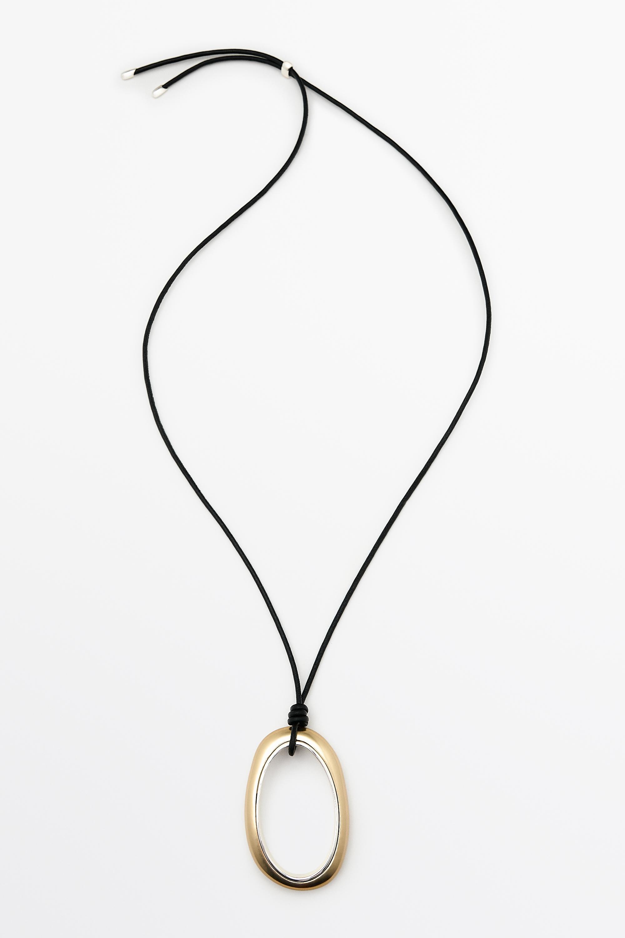 Collier pendentif ovale cordon cuir